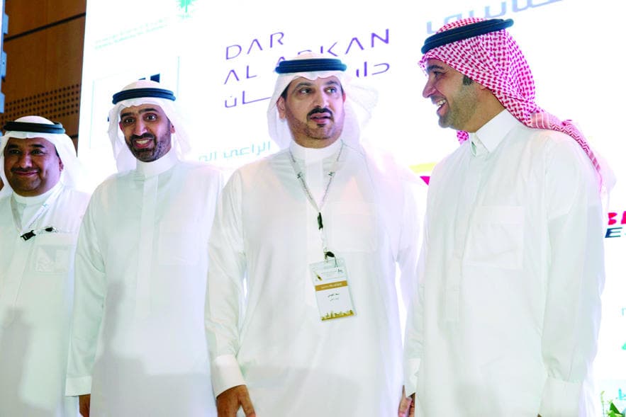 وزير الإسكان يكرم البنك الأهلي لفوزه بجائزة أفضل برنامج تمويل عقـاري في المملكة