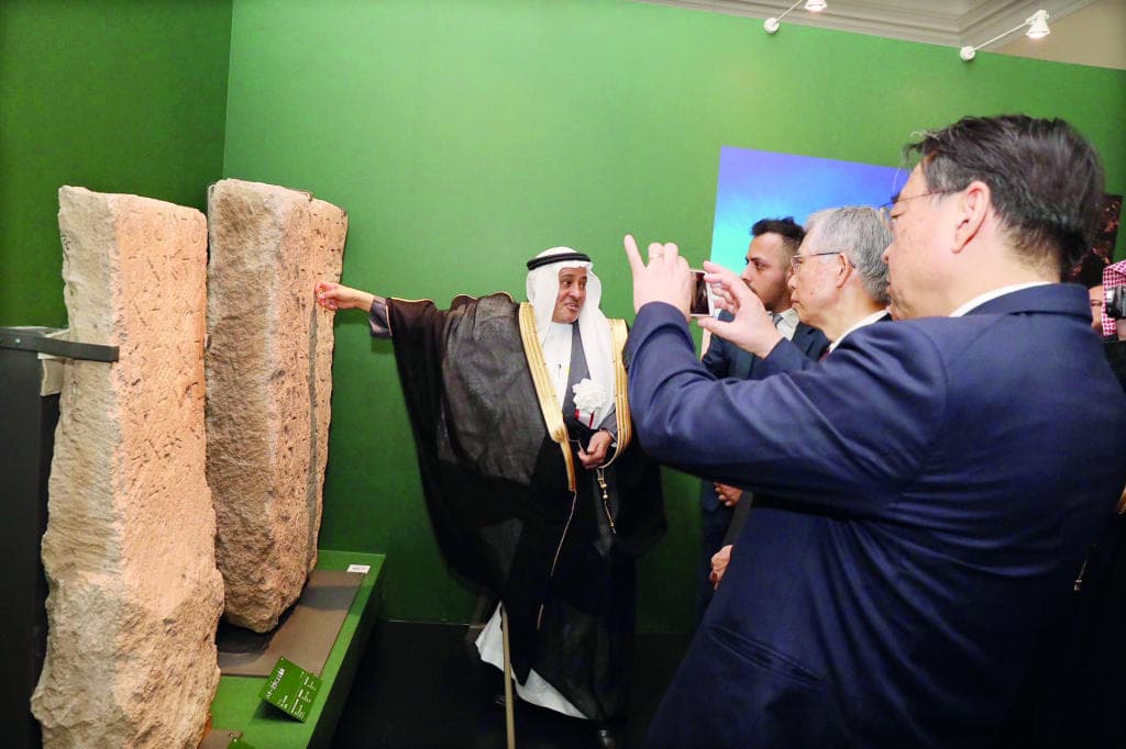 سلطان بن سلمان يزور «روائع آثار المملكة» في طوكيو