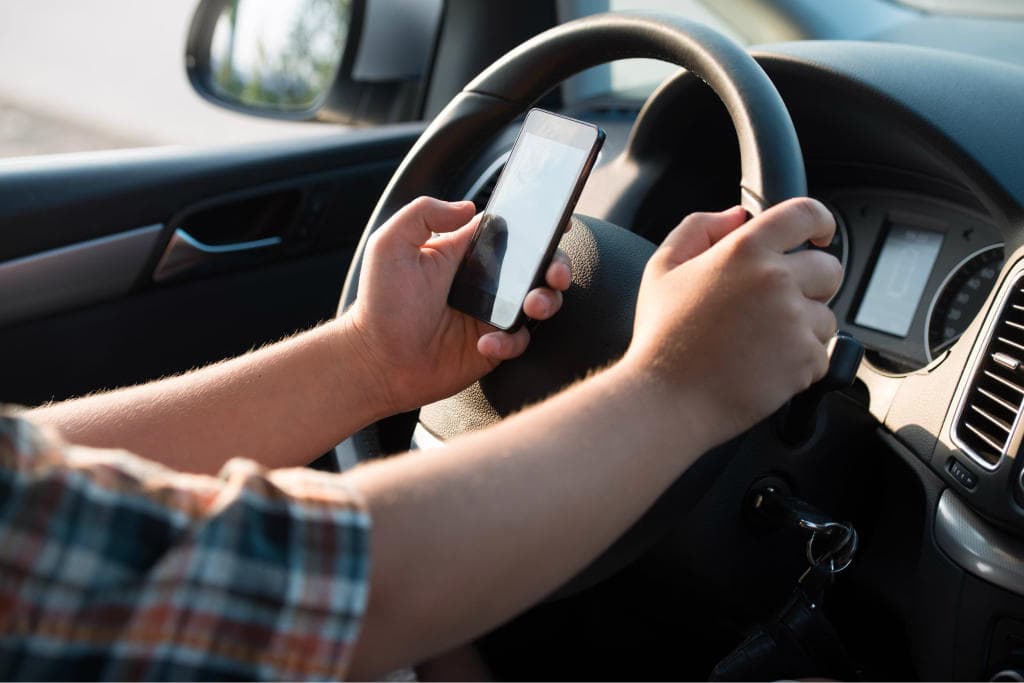 مكافآت مالية لإقناع المراهقين بعدم استخدام هواتفهم أثناء القيادة
