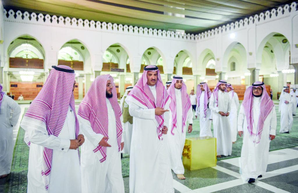 الأمير فيصل بن سلمان يتفقد مسجد قباء والخدمات المقدمة لزواره