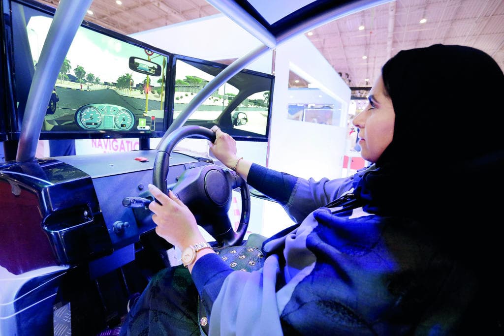 مختصون: 200 ألف سيدة يقدن السيارات مع سريان القرار