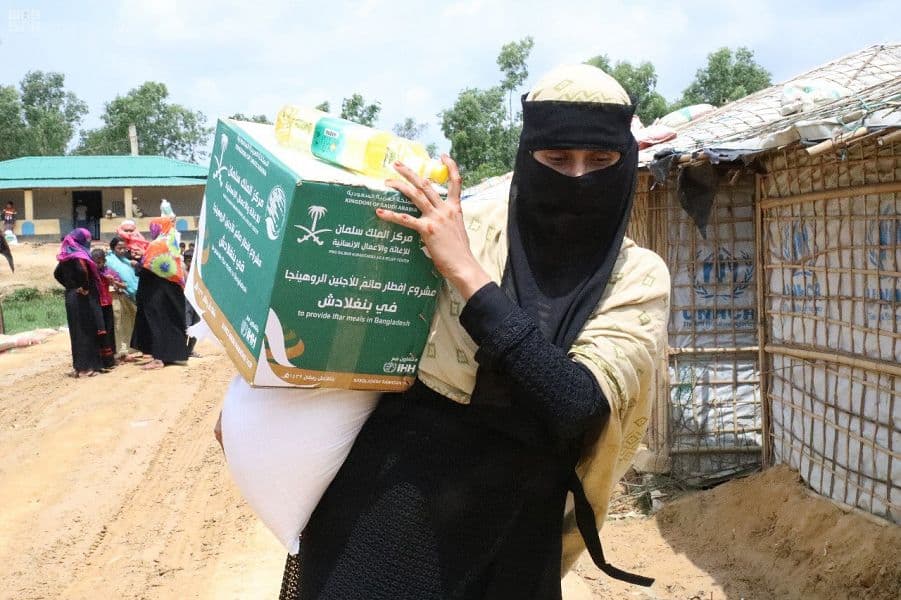 مركز الملك سلمان للإغاثة يوزع السلال الغذائية الرمضانية للاجئين الروهينجا في بنغلاديش