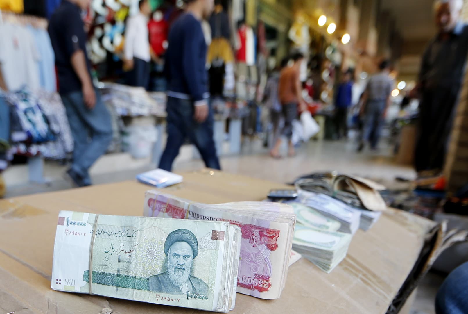 إيران تخفض قيمة الريال للمرة الأولى لمواجهة السوق السوداء