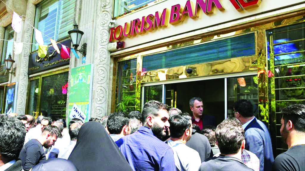 العملة الإيرانية مهددة بالسقوط .. تخفيض قيمتها لمواجهة السوق السوداء
