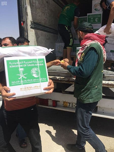 مركز الملك سلمان للإغاثة يواصل توزيع السلال الرمضانية للاجئين السوريين في الأردن