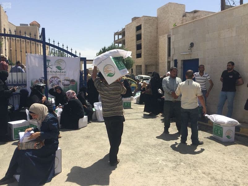 مركز الملك سلمان للإغاثة يواصل توزيع السلال الرمضانية للاجئين السوريين في الأردن
