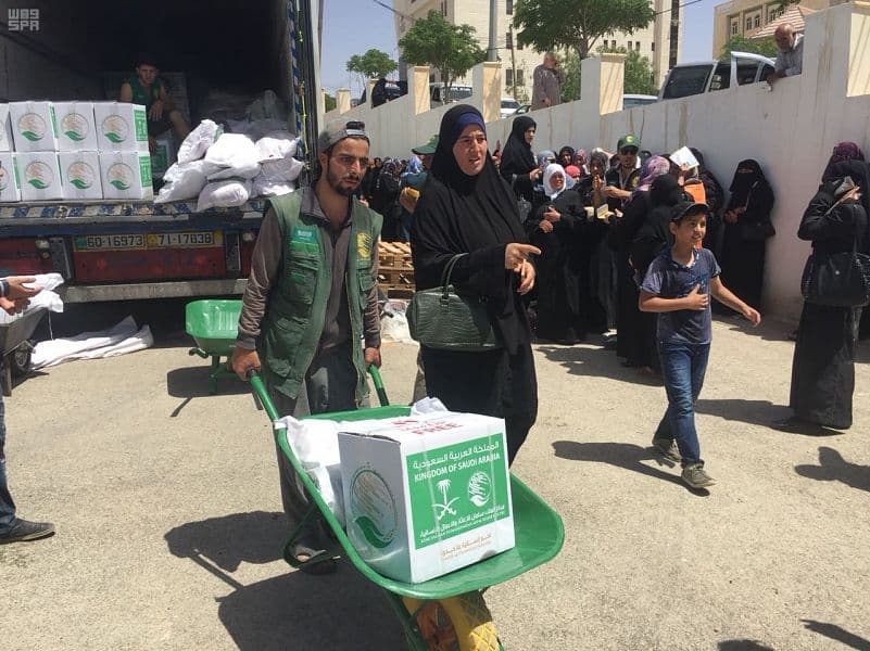 مركز الملك سلمان للإغاثة يواصل توزيع السلال الرمضانية للاجئين السوريين في الأردن