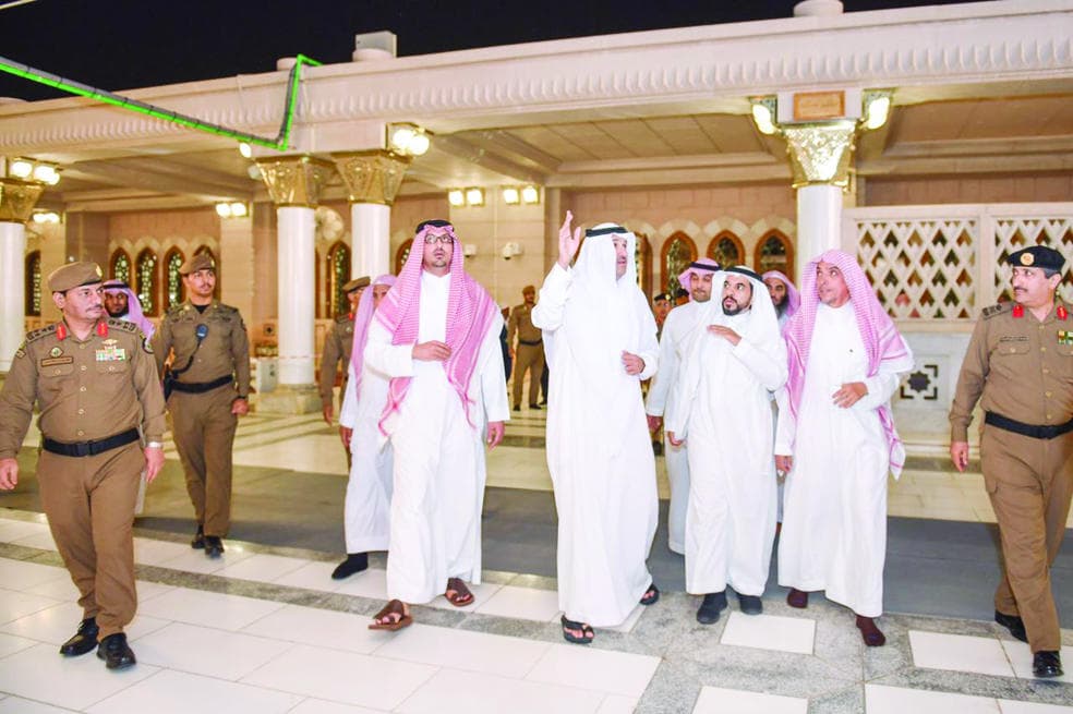 أمير المدينة المنورة يتفقد المكان المخصص للمعتكفين في المسجد النبوي