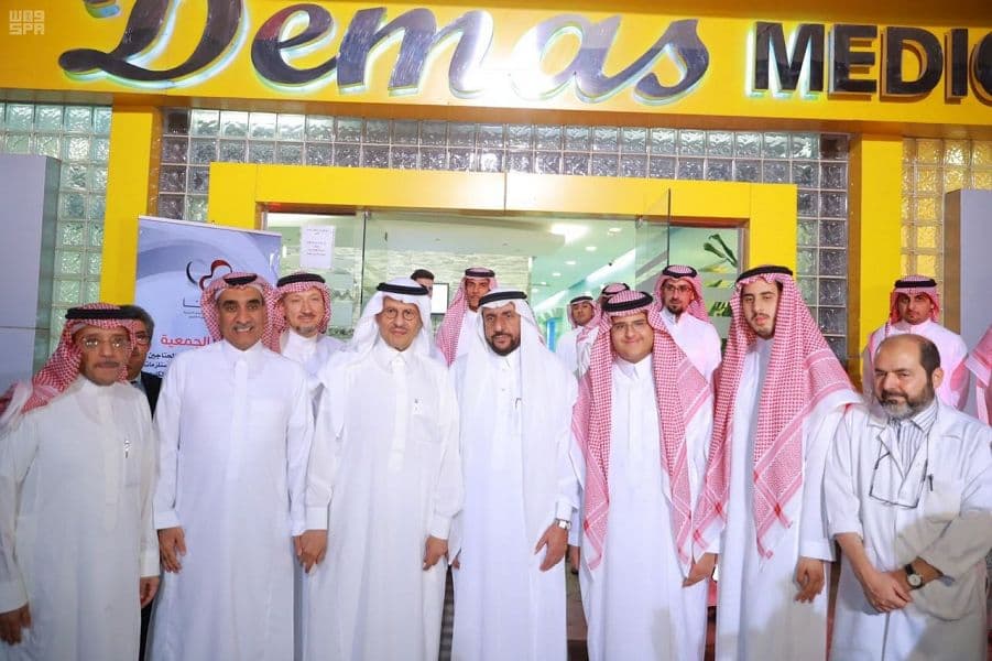 عبدالعزيز بن سلمان يتفقد مرضى جمعية "كلانا"