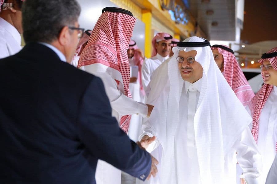 عبدالعزيز بن سلمان يتفقد مرضى جمعية "كلانا"