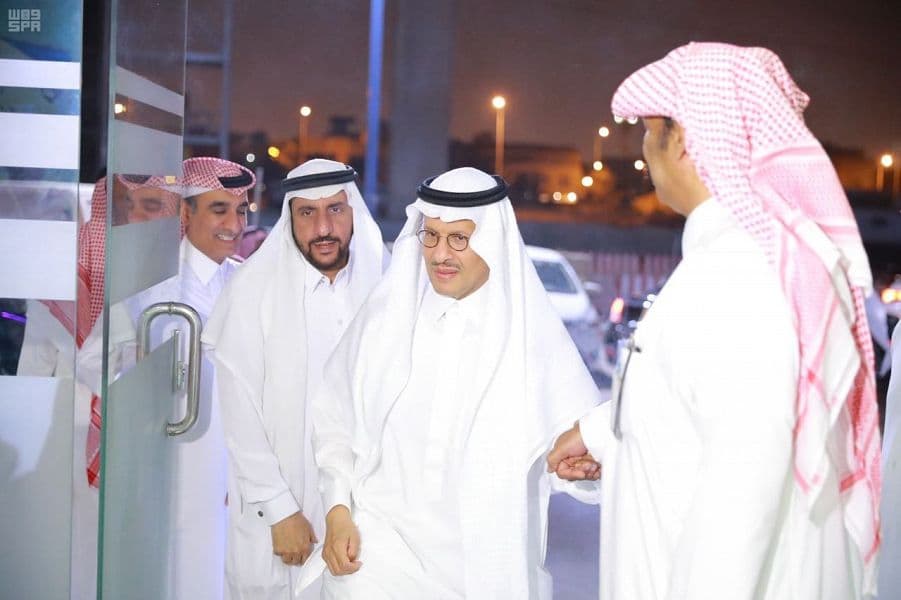 عبدالعزيز بن سلمان يتفقد مرضى جمعية "كلانا"