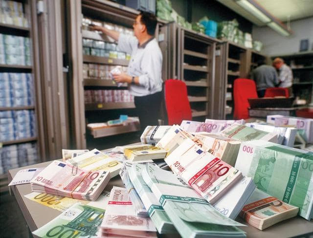 بنك سويسري يوقف جميع تعاملاته الجديدة مع إيران