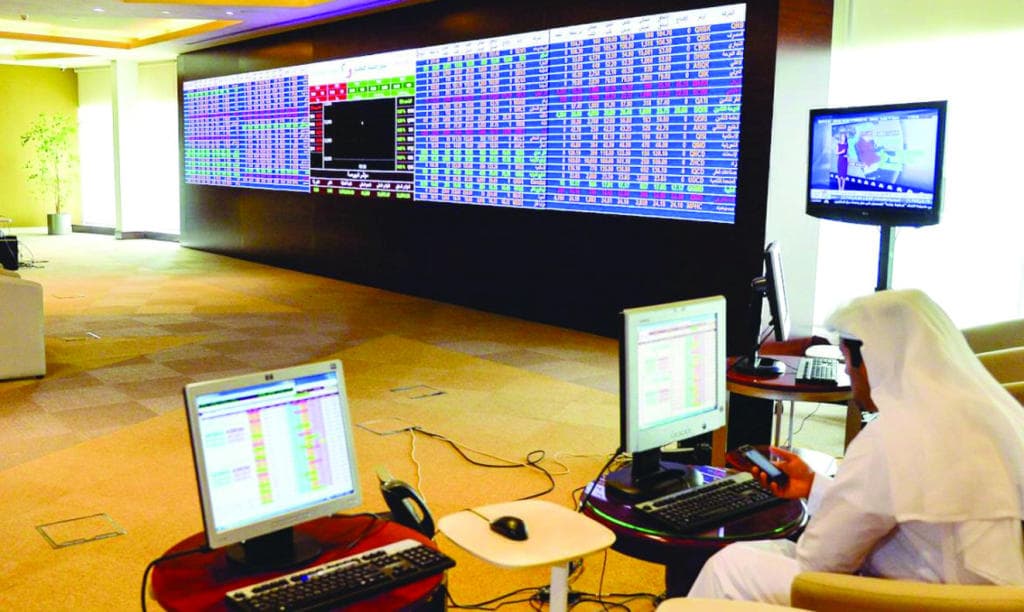 «القيادية» تضغط على البورصات الخليجية .. ومبيعات محلية تهبط بـ «المصرية»