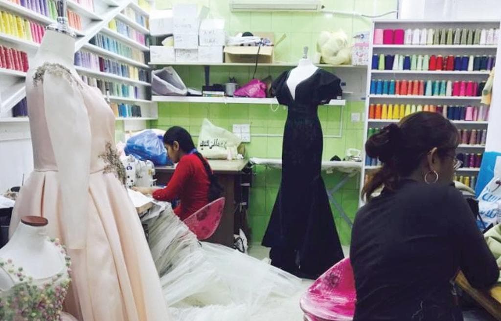 المشاغل النسائية تواجه أزمة تشغيل.. و «الرجالية» تخطف الزبائن