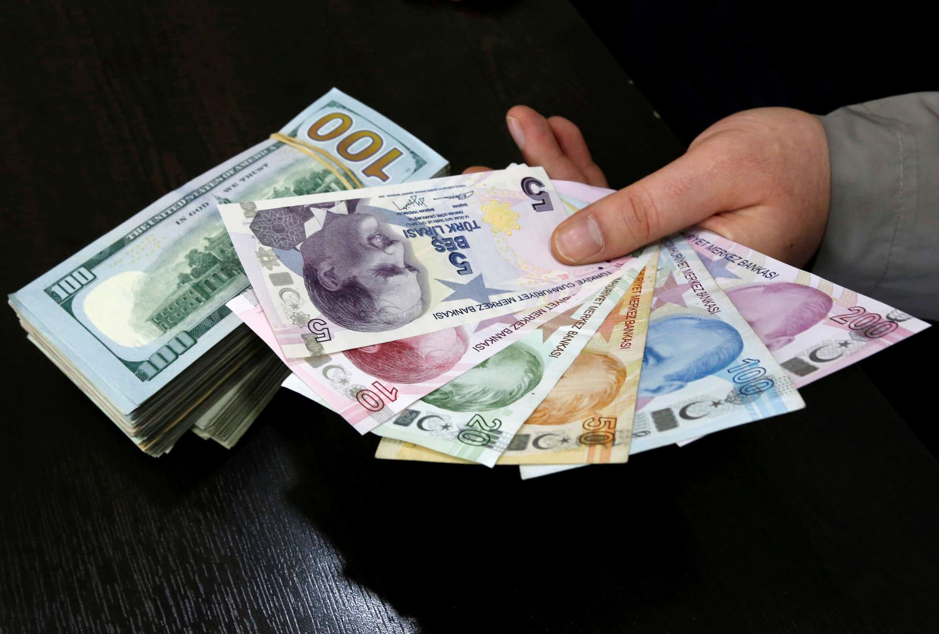 الليرة التركية تواصل الهبوط بعد التهديد الأمريكي