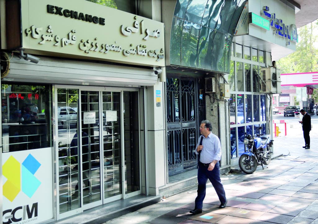 أزمة الاقتصاد الإيراني تتفاقم .. خسرت العملة 18 % في غضون يومين