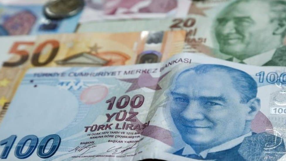الليرة التركية تتراجع بعد رفع أسعار الفائدة