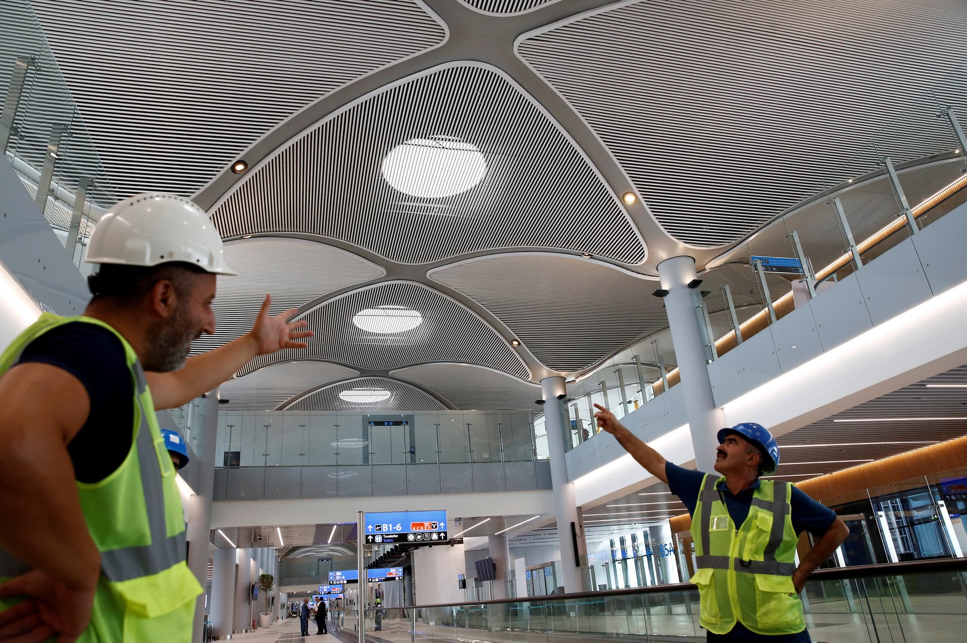 توقيف مئات العمال في مطار إسطنبول الجديد بعدما تظاهروا احتجاجا على ظروف عملهم
