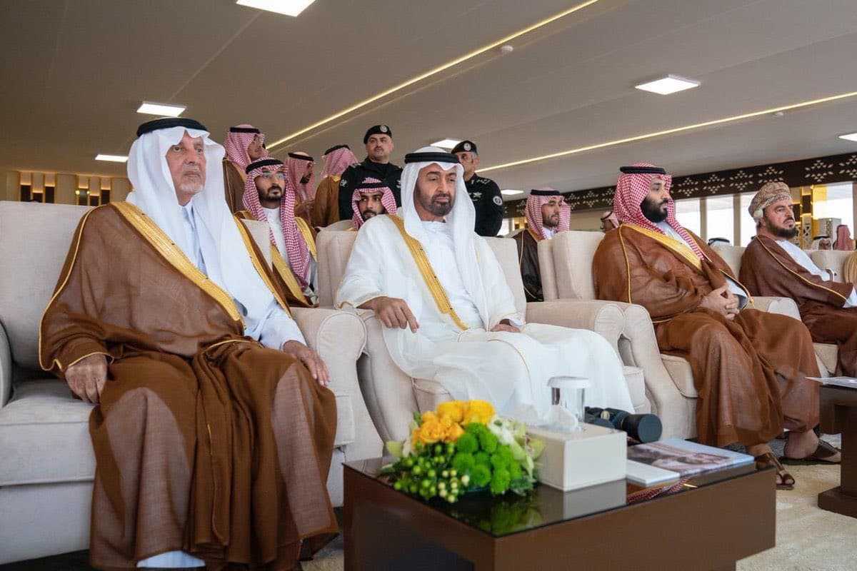 ولي العهد يتوج الفائزين بالأشوط الختامية لمهرجان الهجن