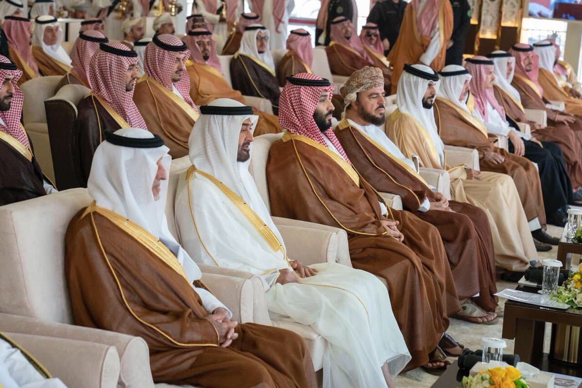 ولي العهد يتوج الفائزين بالأشوط الختامية لمهرجان الهجن