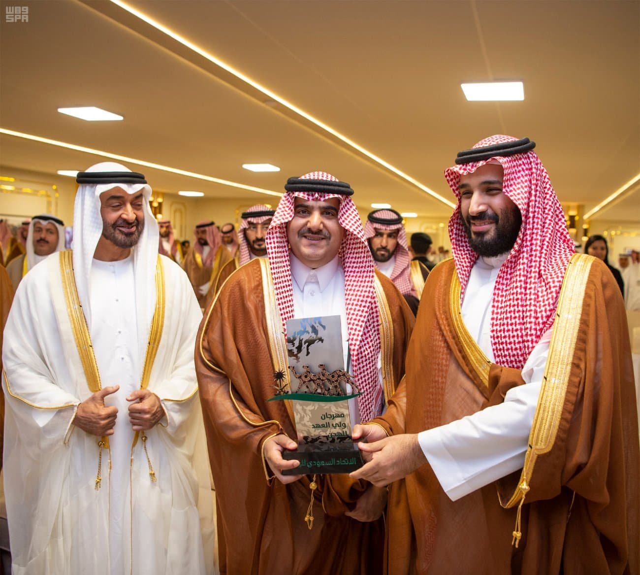 ولي العهد يتوج الفائزين بالأشوط الختامية لمهرجان الهجن