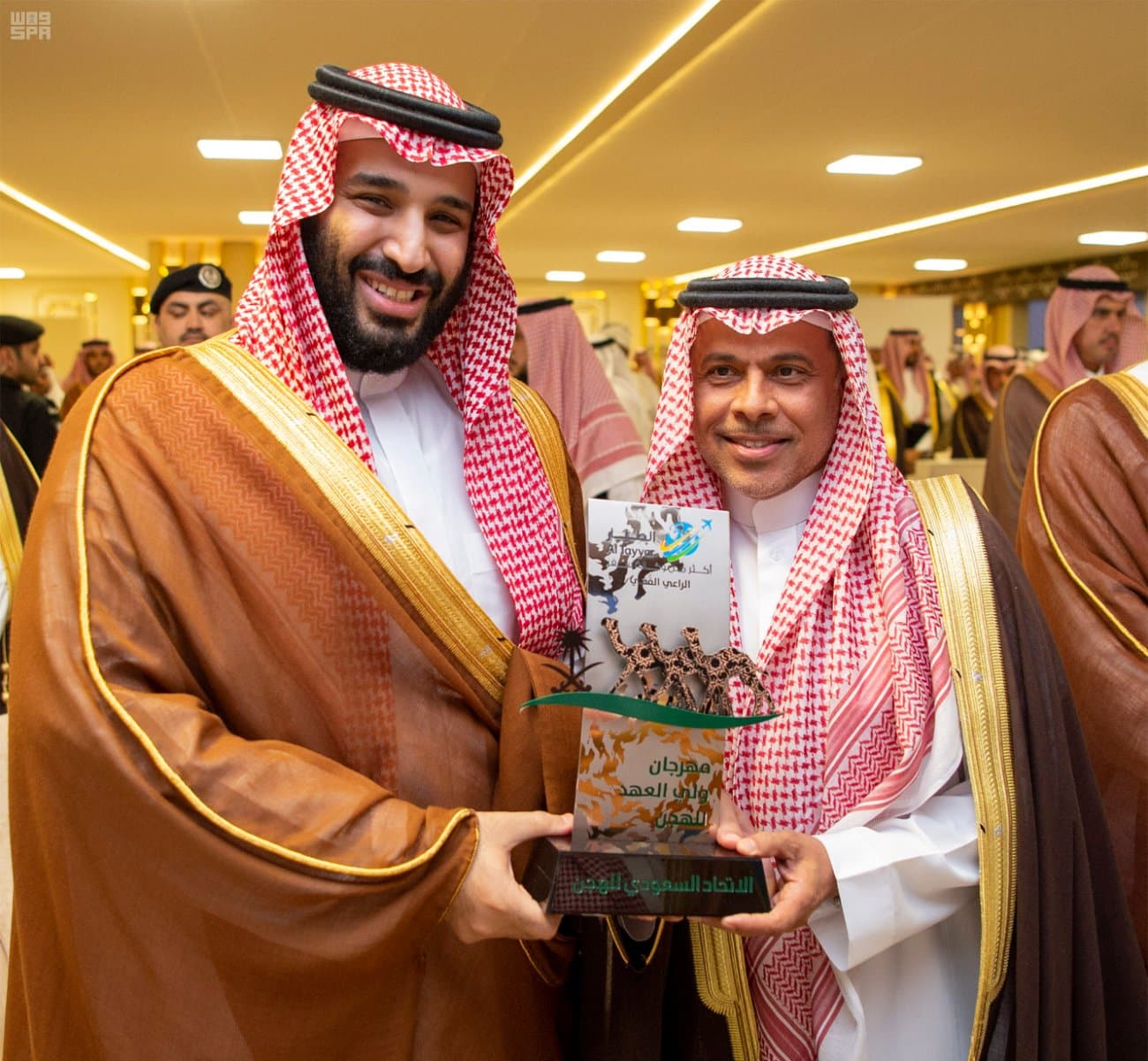ولي العهد يتوج الفائزين بالأشوط الختامية لمهرجان الهجن