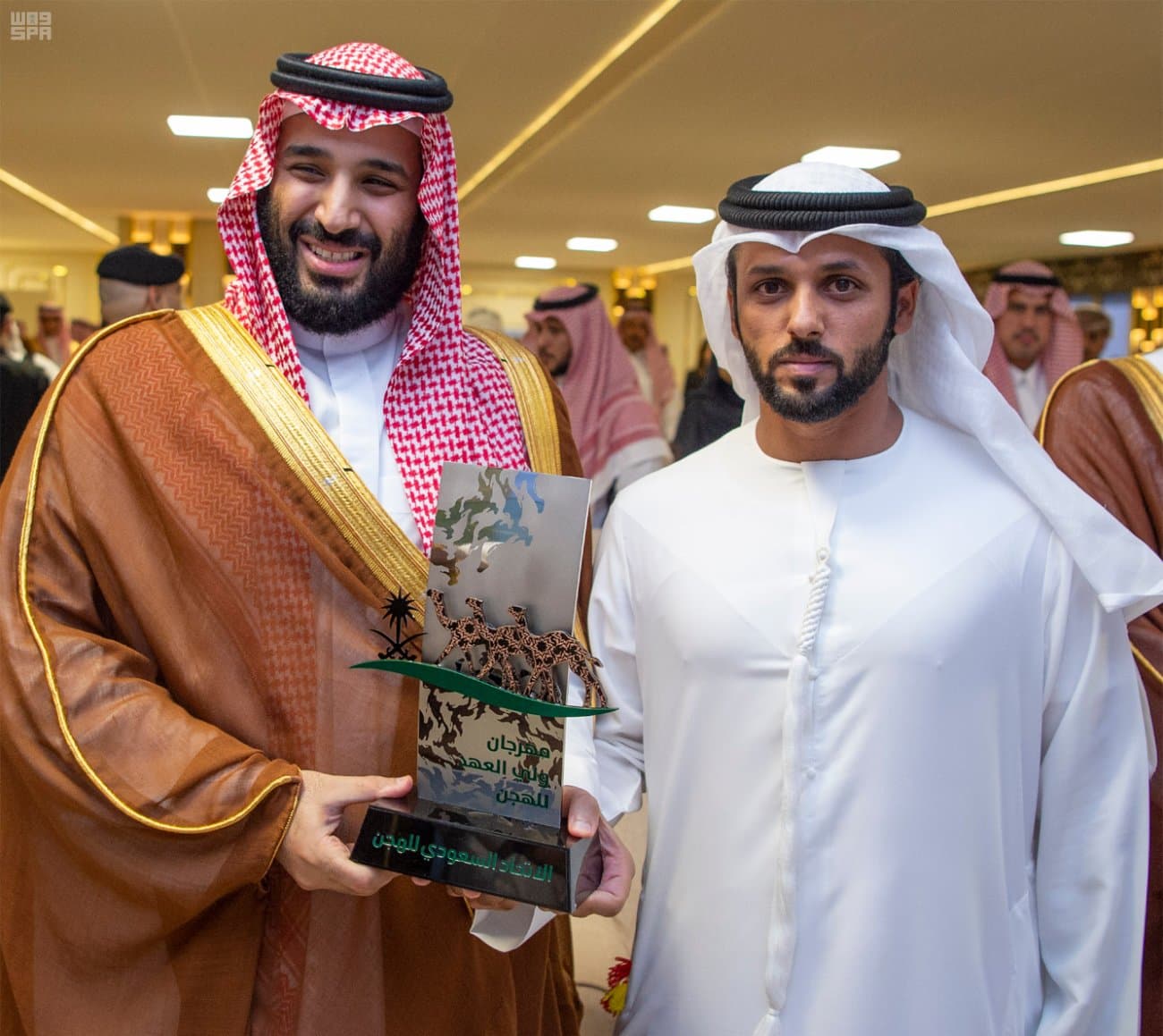ولي العهد يتوج الفائزين بالأشوط الختامية لمهرجان الهجن
