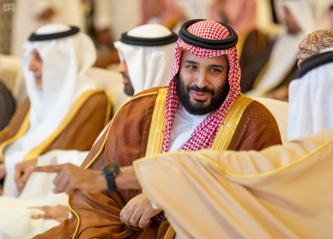 ولي العهد يتوج الفائزين بالأشوط الختامية لمهرجان الهجن