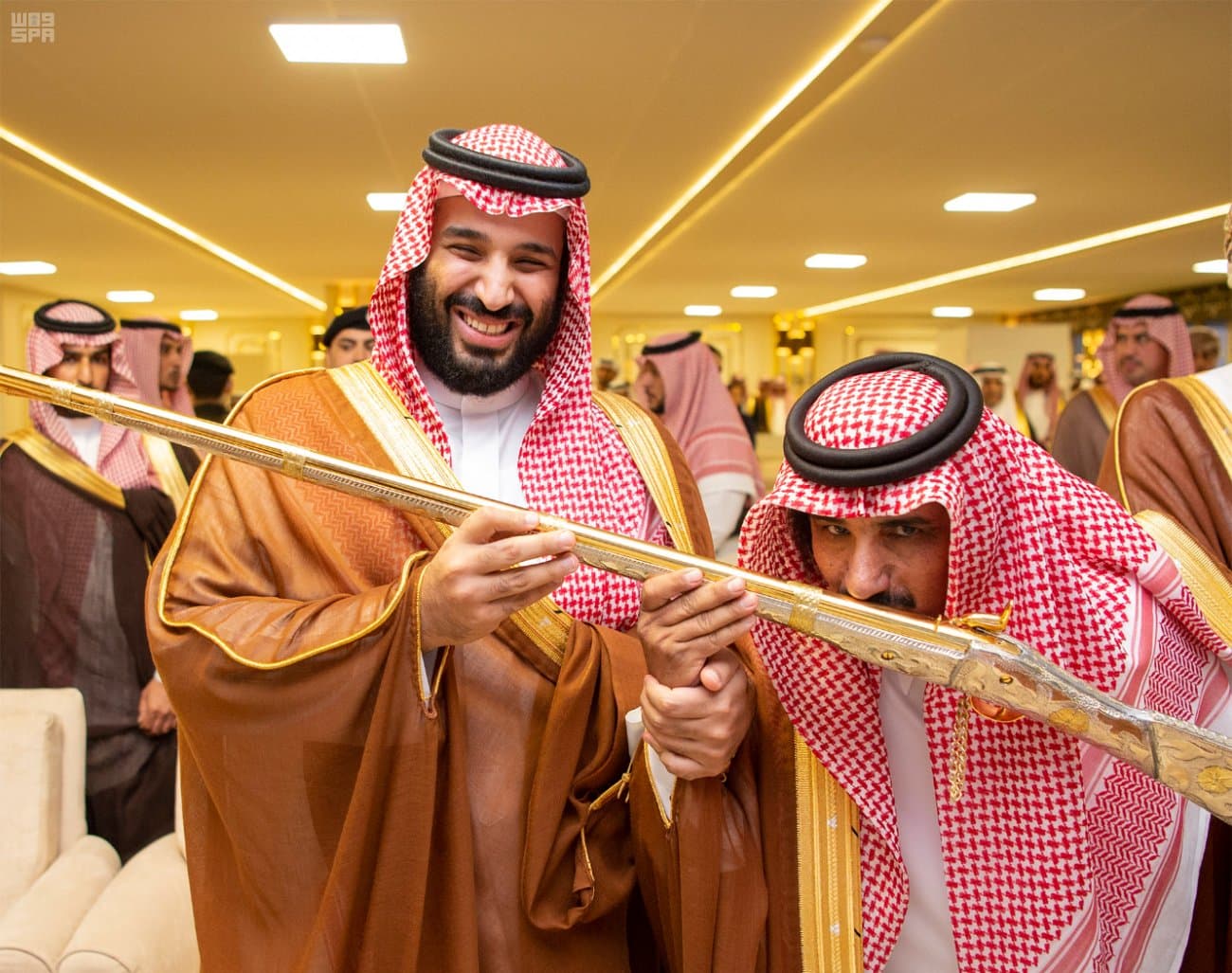 ولي العهد يتوج الفائزين بالأشوط الختامية لمهرجان الهجن
