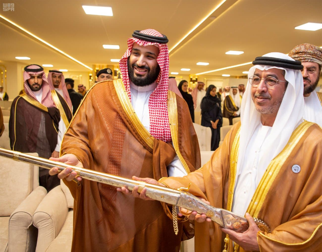 ولي العهد يتوج الفائزين بالأشوط الختامية لمهرجان الهجن