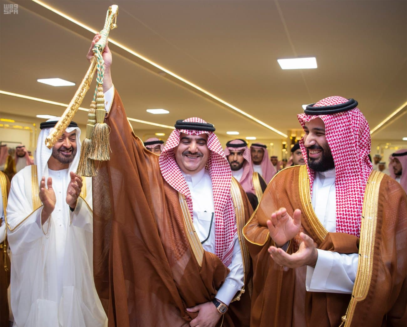 ولي العهد يتوج الفائزين بالأشوط الختامية لمهرجان الهجن