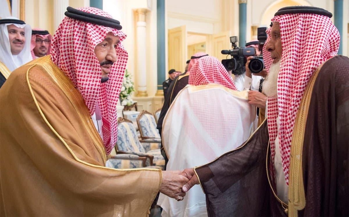 الملك في حفل أهالي المدينة : إذا رأيتم أي شيء يضر بدينكم أو وطنكم أو مواطنيكم فالله يحييكم