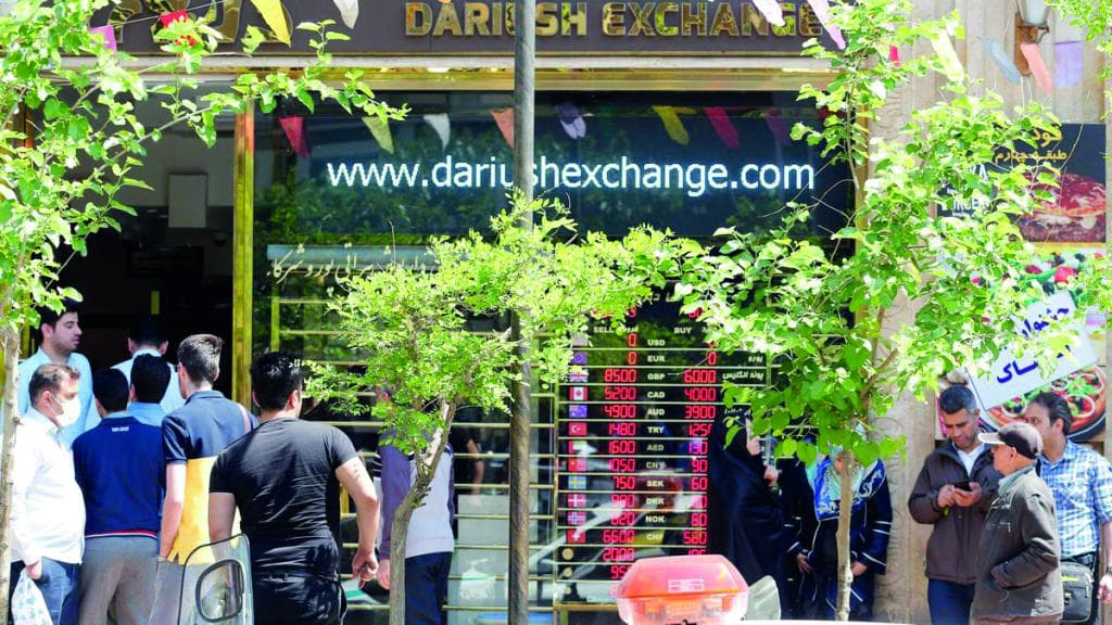 إيران تخضع وتسمح باستيراد النقد الأجنبي