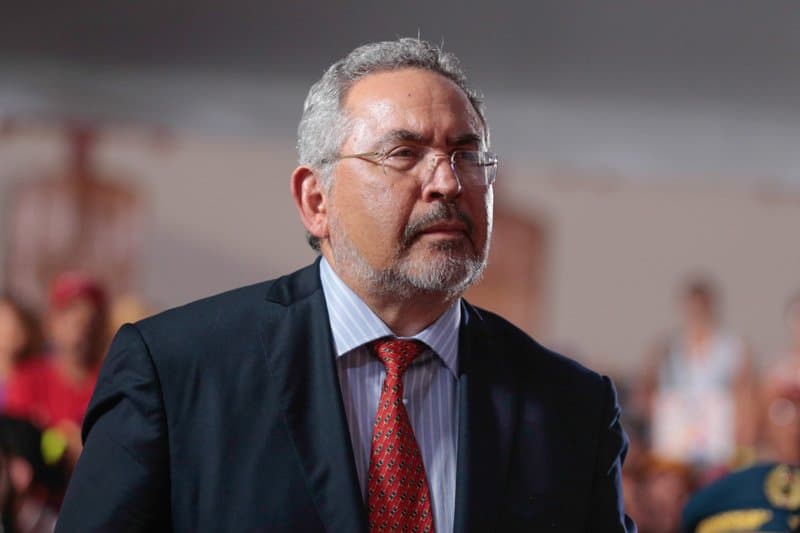 وفاة وزير النفط الفنزويلي السابق المحتجز لاتهامه بالفساد