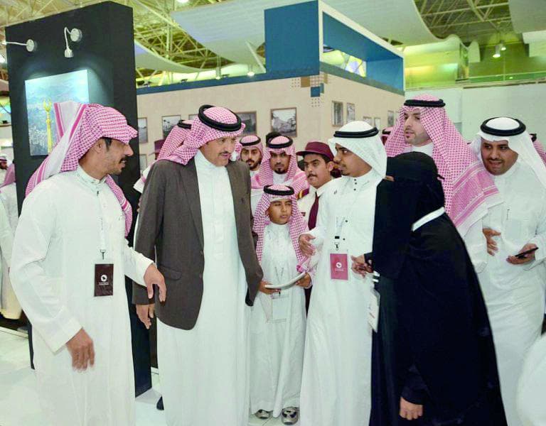سلطان بن سلمان يكرم المصور الراحل مدني سندي في ملتقى ألوان السعودية