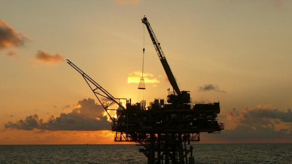 النفط يرتفع 5 % بفعل هدنة تجارية وتوقعات بخفض الإمدادات