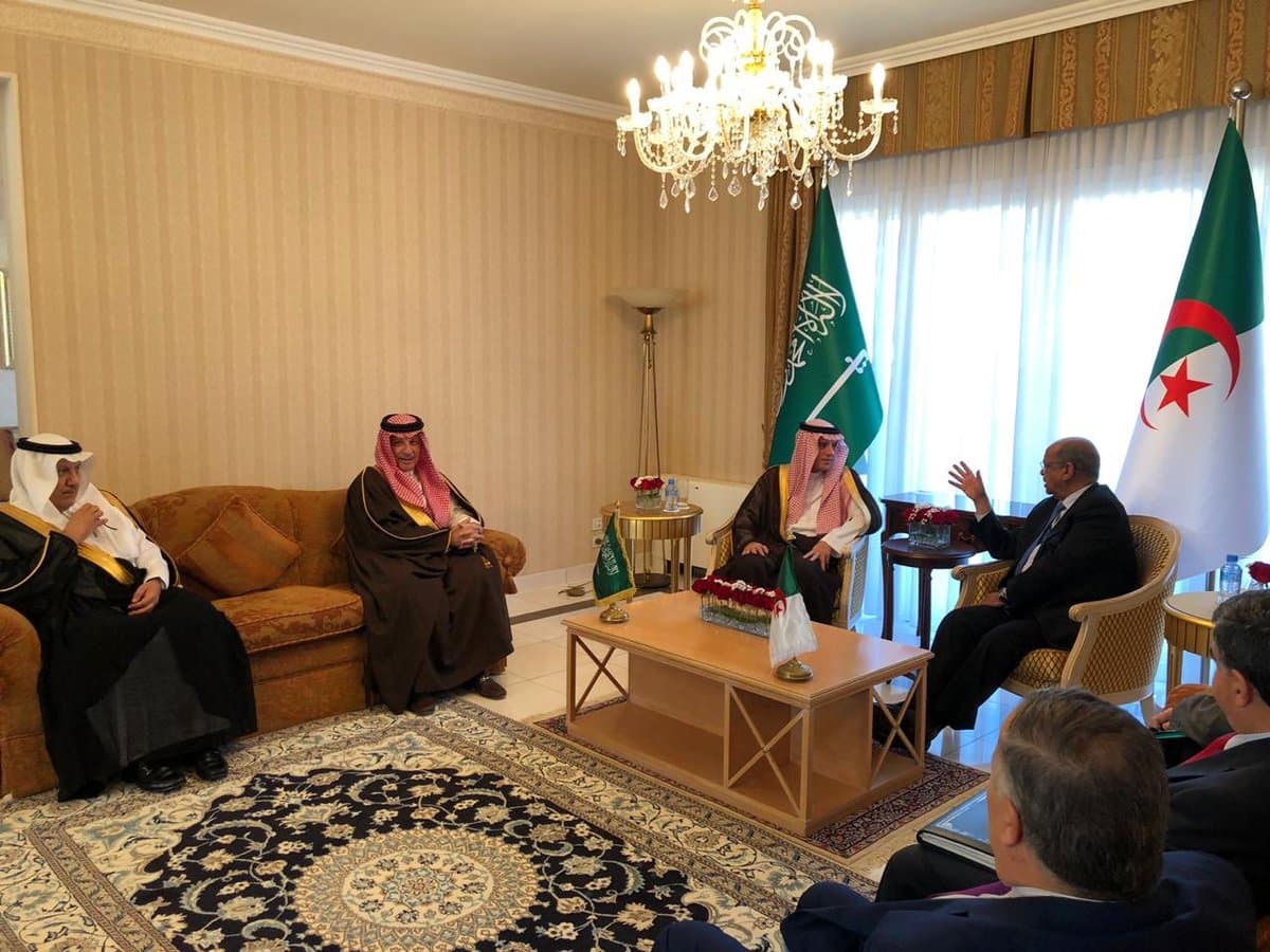 الجبير يبحث مع نظيره الجزائري سبل تعزيز التعاون