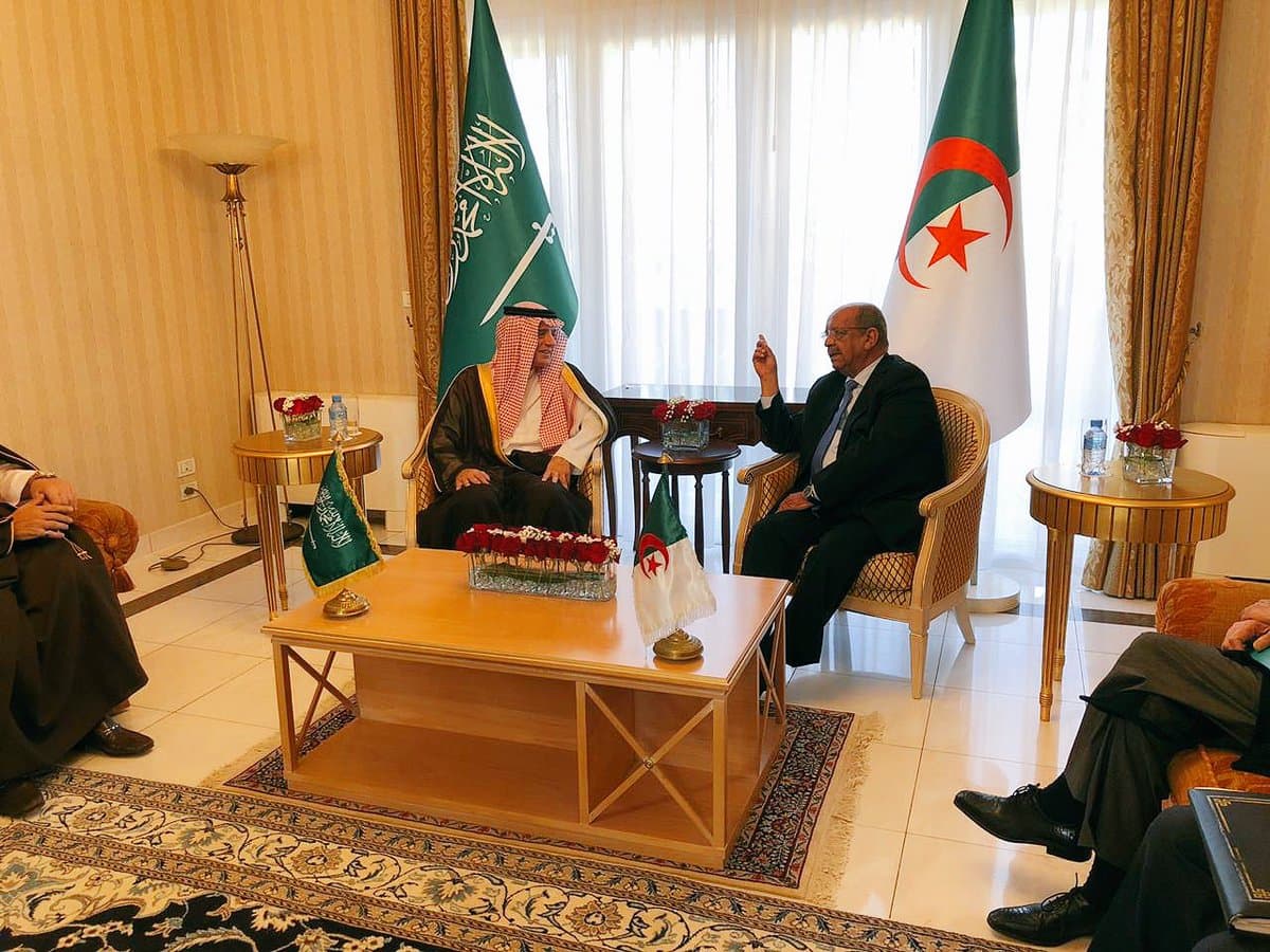 الجبير يبحث مع نظيره الجزائري سبل تعزيز التعاون