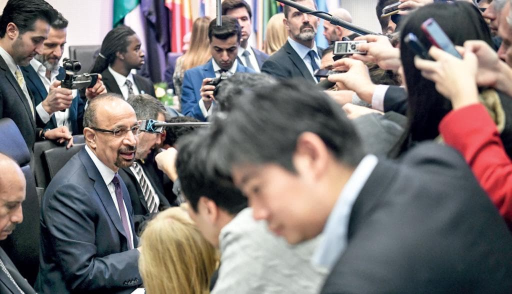 «أوبك» تتفق مبدئيا على خفض الإنتاج النفطي .. وروسيا تنظر في خياراتها