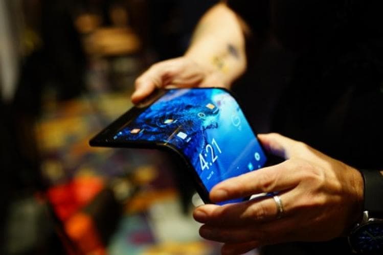 "رويول" تسبق "سامسونغ" و "هواوي" وتطرح أول هاتف قابل للطي