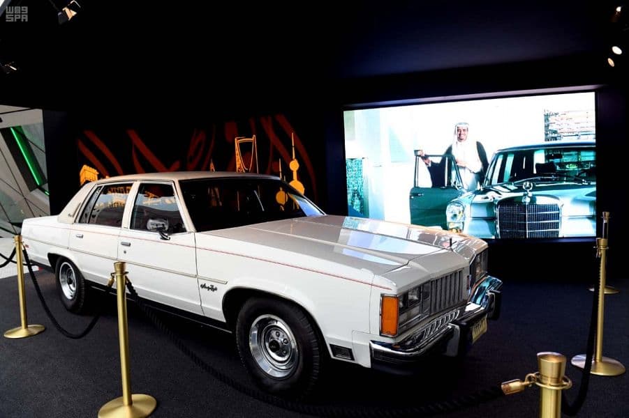 مركبة الفهد تلفت أنظار زوار معرض "الفهد.. روح وقيادة" بالكويت
