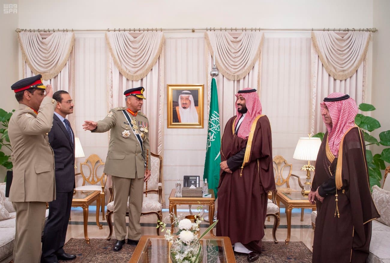 الأمير محمد بن سلمان يبحث مجالات التعاون الدفاعي مع قائد الجيش الباكستاني