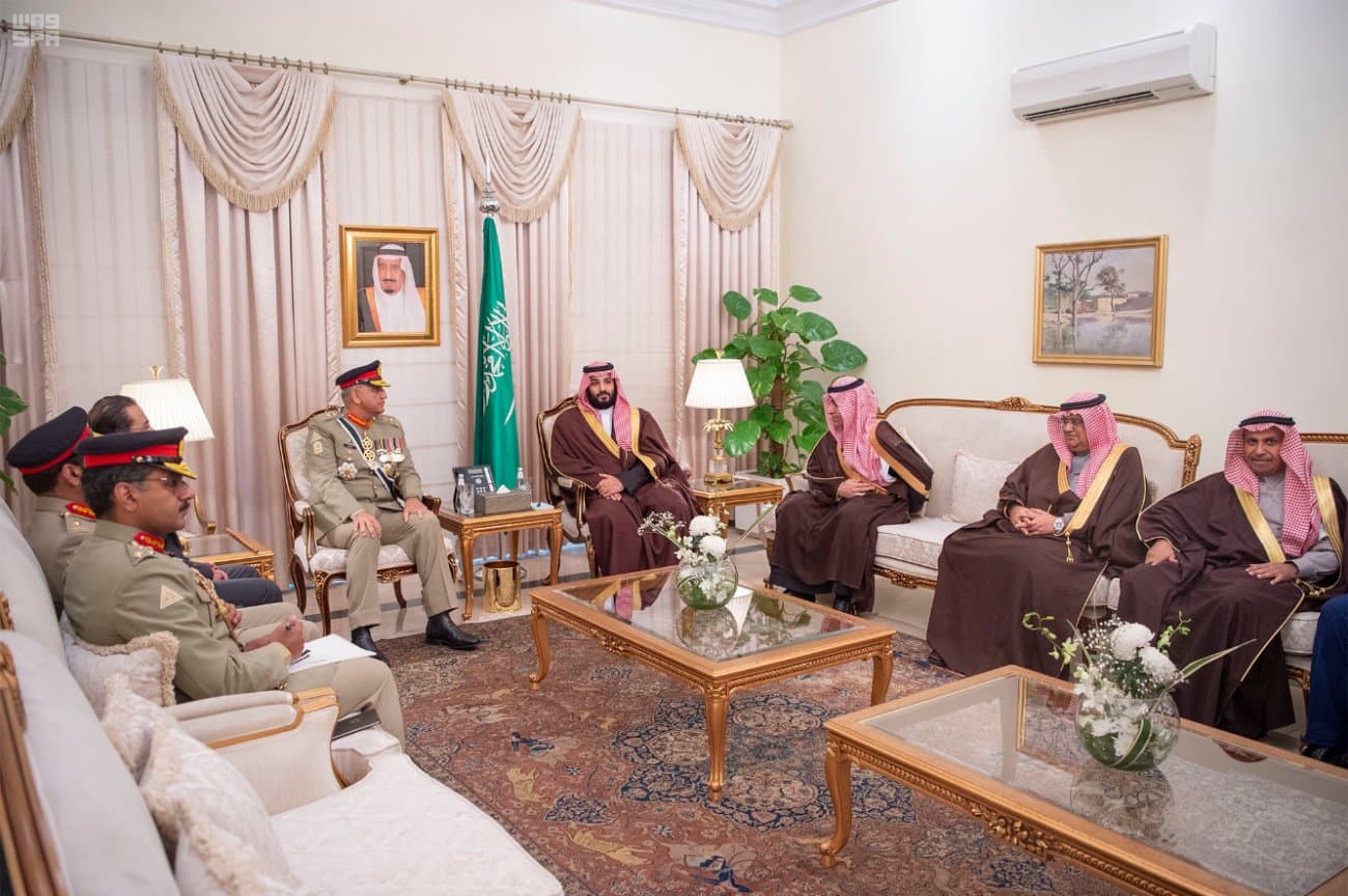 الأمير محمد بن سلمان يبحث مجالات التعاون الدفاعي مع قائد الجيش الباكستاني