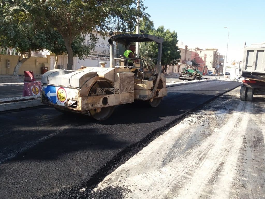 بلدية القطيف تلزم بإعادة سفلتة ٢١ موقعا