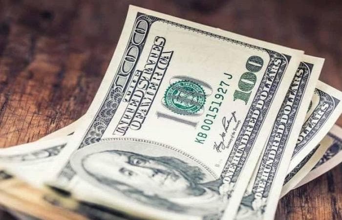 الدولار يصعد بعد محضر المركزي الأمريكي