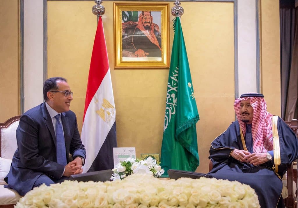 خادم الحرمين الشريفين يستقبل رئيس الوزراء في مصر