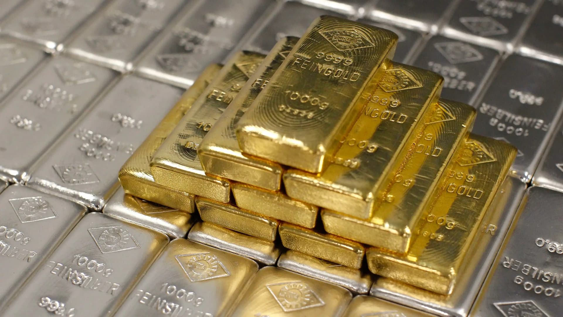 البلاديوم يرتفع إلى مستوى قياسي والذهب مستقر