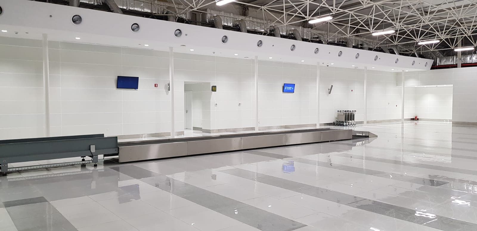 الطيران المدني يعلن افتتاح مطار خليج نيوم