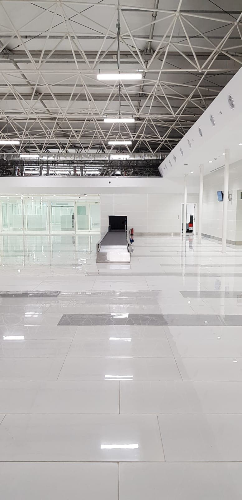 الطيران المدني يعلن افتتاح مطار خليج نيوم