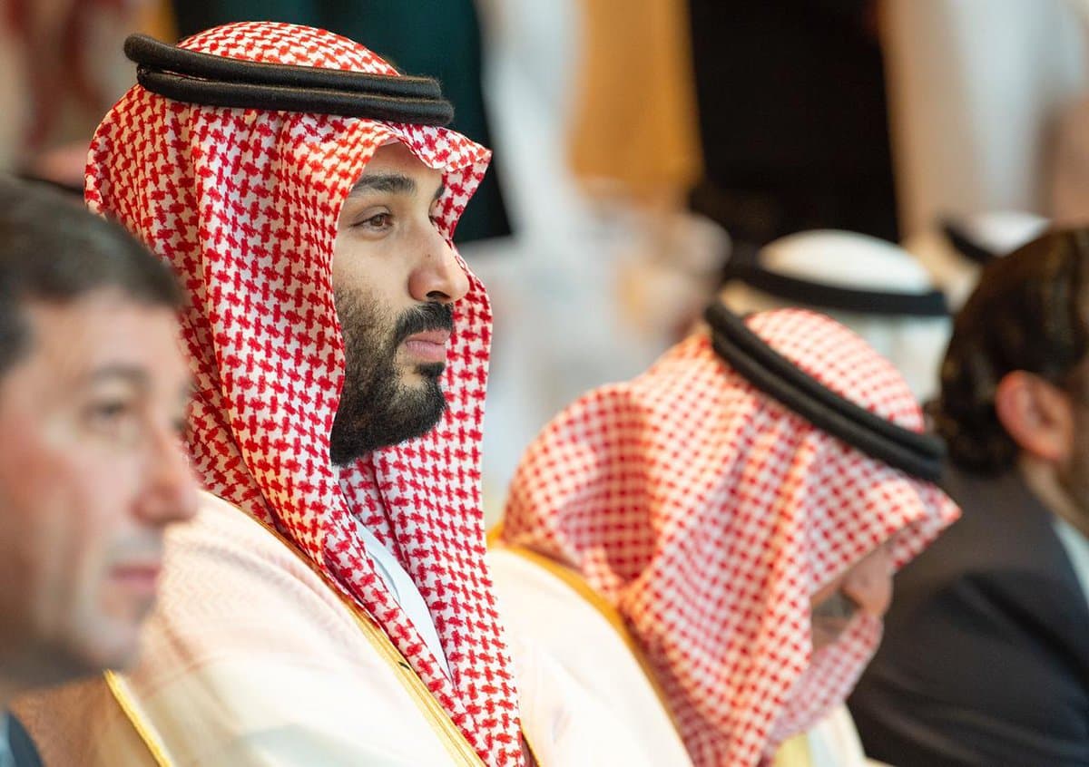 الملك سلمان يؤدي صلاة عيد الفطر مع جموع المصلين في المسجد الحرام